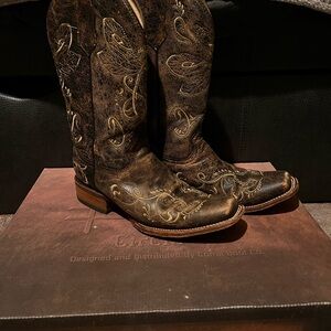 Circle G Distressed Brown Embroidered Western Heeled Boots